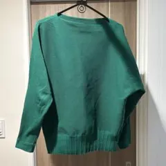 グリーン　ボートネックニット