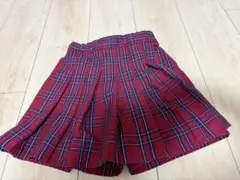 赤と青のチェック柄プリーツスカート