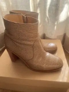 ベージュ レザー ショートブーツのサムネイル