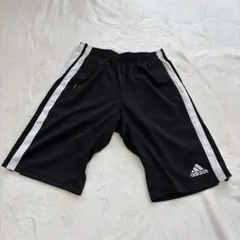 adidas ブラックショートパンツ