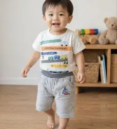 ホワイトTシャツとグレーショートパンツセット