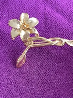 ブローチ　ゴールド花モチーフブローチ　ビンテージブローチ