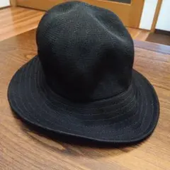 黒のバケットハット