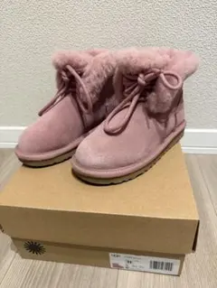 UGG キッズブーツ CLASSIC MINI POSY ピンクのサムネイル