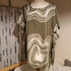 オリーブグリーン抽象模様半袖Tシャツ