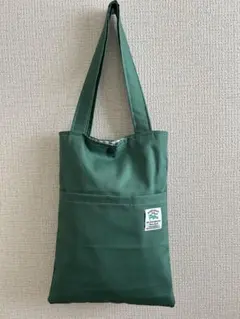 緑色キャンバストートバッグと小バッグ