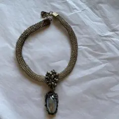 淡いブルーの貝殻とシルバーの編み込みチェーンネックレス