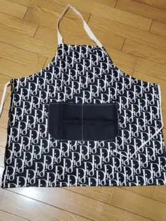 新品　クリスチャンディオール　すずらん柄　フリルエプロン 新品 クリスチャンディオール すずらん柄 フリルエプロン 未使用