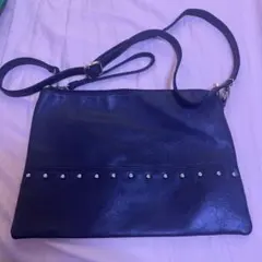 スタッズ付き黒ショルダーバッグ
