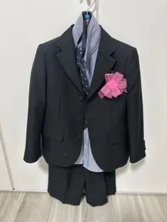 黒のフォーマルスーツとシャツ