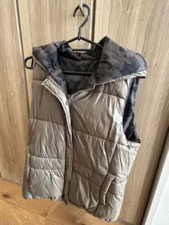 カーキ 迷彩柄 ダウンベスト フード付き