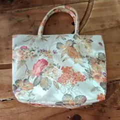 上品な光沢感クリーム色花柄マチ付き 27×20×10トートバッグ