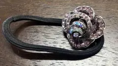 おしゃれ❤️アンティーク調　花形　ヘアゴム スワロフスキー風装飾　ピンクダイヤ風