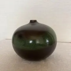 緑と黒の陶器花瓶