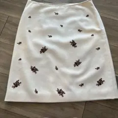 刺繍入りベージュ台形スカート