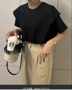 ラッフルショルダー Tシャツ ブラックのサムネイル