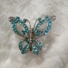 蝶の形　キラキラバタフライ　ブルー　ストーン付きヘアクリップ