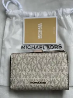 美品。MICHAEL KORS 二つ折り財布 べジュ中ピンク今月末までの値段。