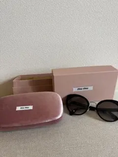 ちょさん、MIU MIU ロゴ オーバル サングラス ブラック - メルカリ