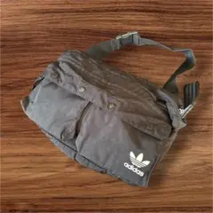 adidas ブラック ボディバッグ　アディダスオリジナルス　ショルダー