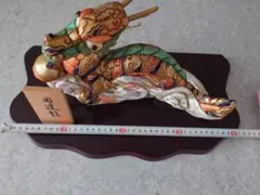 布製龍の置物 木製台座付き