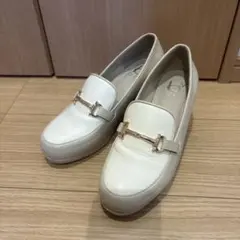 ダイアナ ヒールアップローファー ホワイト バックル 太ヒール - メルカリ