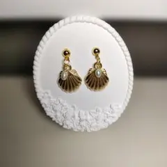 ハンドメイド貝殻型ピアス　淡水パール付き