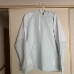 ヨネックス水色と白のフード付きパーカー