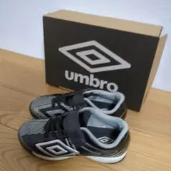 umbro フットサルシューズ ブラック/シルバー 19cm