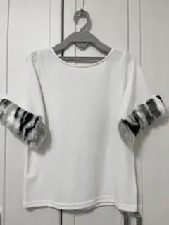 ホワイト Vネック Tシャツ ファー付き袖