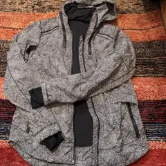 フード付きウィンドブレーカー 白黒パターン