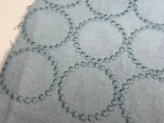刺繍生地.中厚リネン.幅135cm×50cm.水グレー色地.青糸.タンバリン