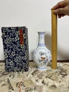 青白い花柄の陶器花瓶2点セット