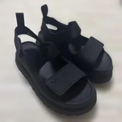UGG 厚底サンダル サンダル 23cm ゴールデングロウ ブラックのサムネイル