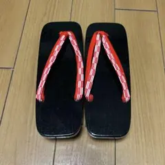 伝統的な黒い木製下駄