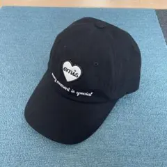 韓国　emis ハートロゴ キャップ 黒のサムネイル