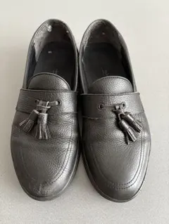 ビューティアンドユース 黒レザー タッセル付きスリッポン 27cm