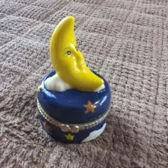 月型陶器小物入れ　 星模様付き　ヒンジボックス