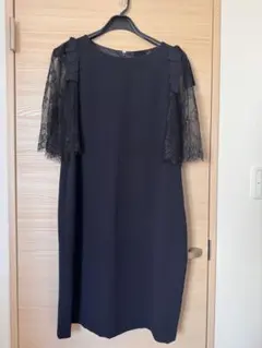 紺色ワンピース　肩レース