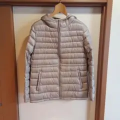 UNIQLO フード付きベージュライトダウンジャケット Mドローコード付き