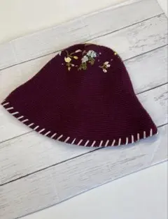 刺繍入りワインレッドニット帽
