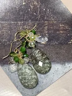 14kgf宝石質グリーンアメジストバックカービングピアス