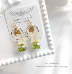 天然石・ペリドットとお花のガラスドームピアス・イヤリング　手染めビーズのサムネイル