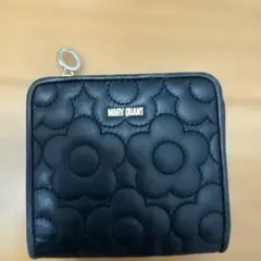 MARY QUANT 二つ折り財布 ブラック 花柄キルティングのサムネイル
