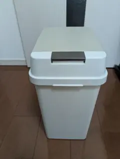 中古 送料込み 密閉プッシュ式 20L 　本体価格 400円