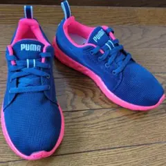 PUMA ネイビー/ピンク スニーカー