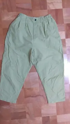 ライトグリーン （黄緑色）カジュアルパンツ