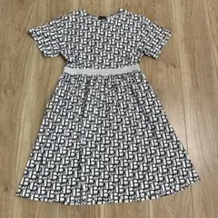 BeBe 半袖ワンピース 150cm モノグラム　フォーマル　ドレスのサムネイル