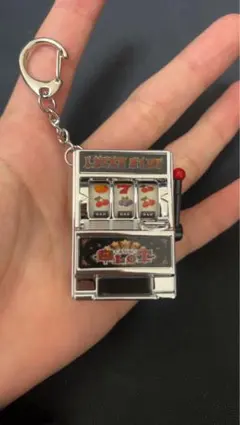 LUCKY SLOT スロットマシン キーホルダー ゴールド - メルカリ