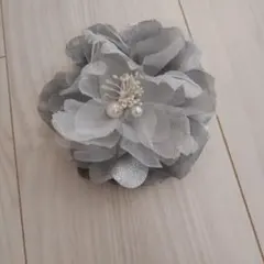 グレーのシフォン花型ブローチ